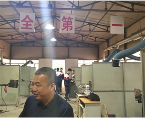 和靈石縣第一職業(yè)高中校領(lǐng)導(dǎo)在?？疾?
                                        class=