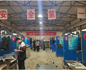 和靈石縣第一職業(yè)高中校領(lǐng)導(dǎo)在?？疾?
                                        class=