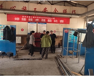 和靈石縣第一職業(yè)高中校領(lǐng)導(dǎo)在?？疾?
                                        class=